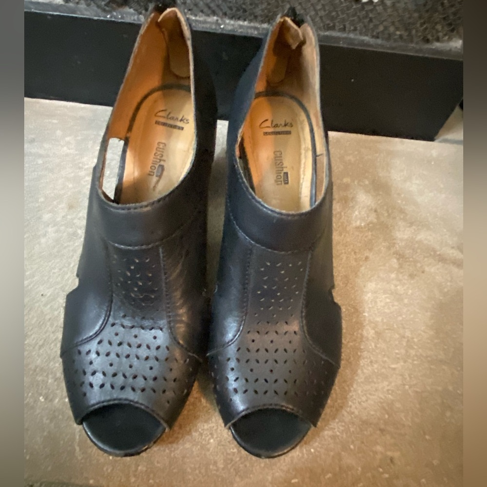 Clarks Chic Black Leather Women's Cutout Heels memory foam size 8 - Picture 5 of 10